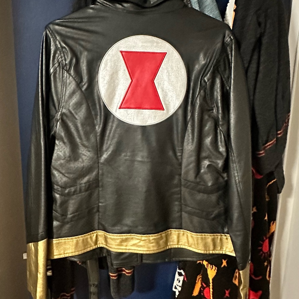 Her universe black widow jacket never been worn. Size L
